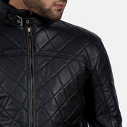 
Equilibrium Negro Chaqueta de Cuero para Hombre - Vista lateral mostrando el corte ergonómico de mangas