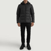 
Erico Negro Hooded Puffer Chaqueta de Cuero para Hombre - Vista lateral mostrando el corte ergonómico de mangas