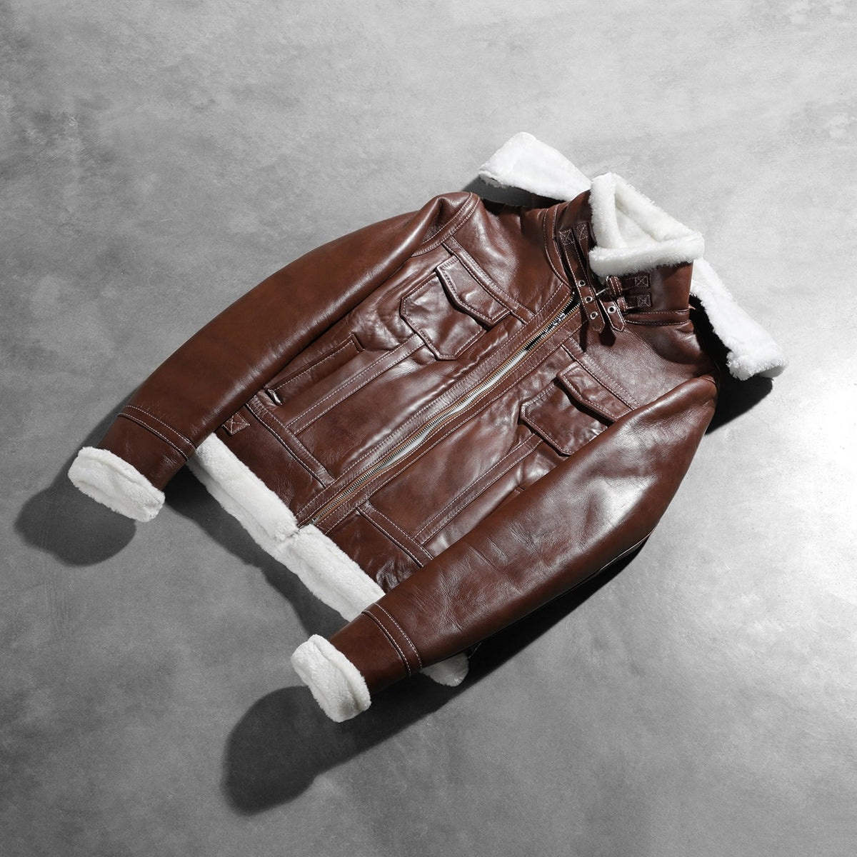 
Perspectiva del modelo vistiendo Fiona Brown Hooded Shearling Leather Jacket en modelo con caída natural bajo luz de día