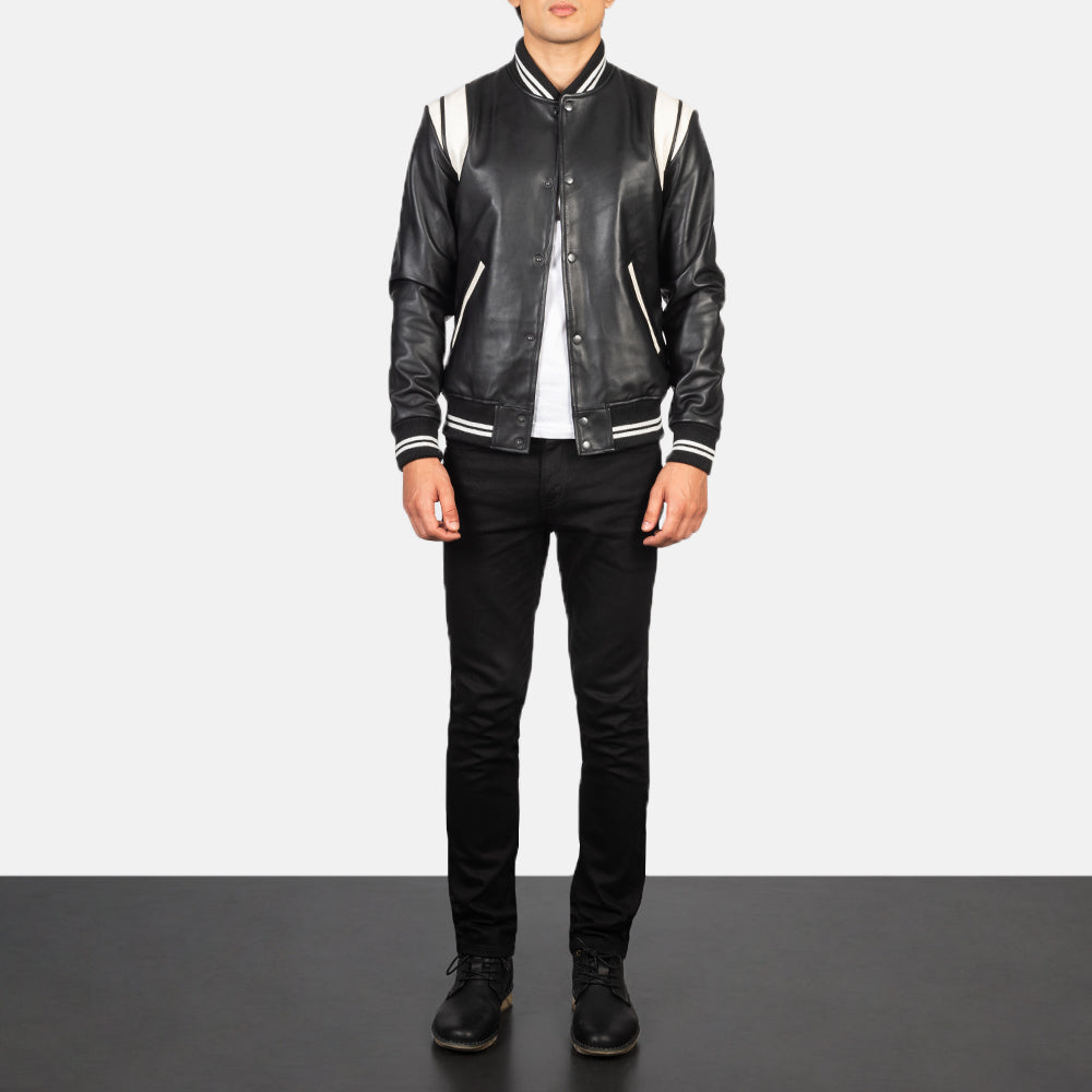 Men's Dantee Black Leather Varsity Jacket - Vista de perfil lateral con corte ergonómico de manga