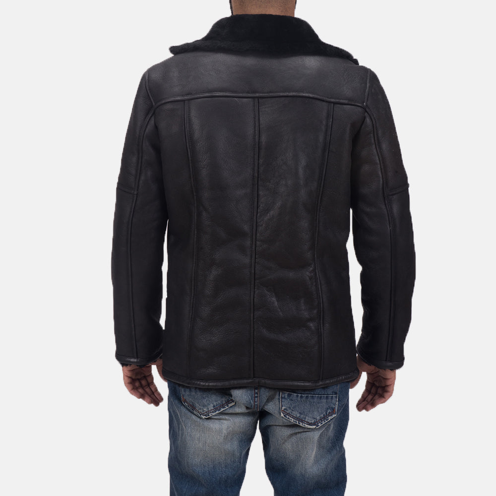 Detalle de cerca of Notch &amp; Button Hardware on Men's Furcliff Double Face Shearling Abrigo de Cuero para Hombre