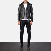 
Furton Black Leather Biker Jacket - Vista lateral mostrando el corte ergonómico de mangas
