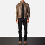 
Gatsby Moca Chaqueta Biker de Cuero para Hombre - Vista lateral mostrando el corte ergonómico de mangas