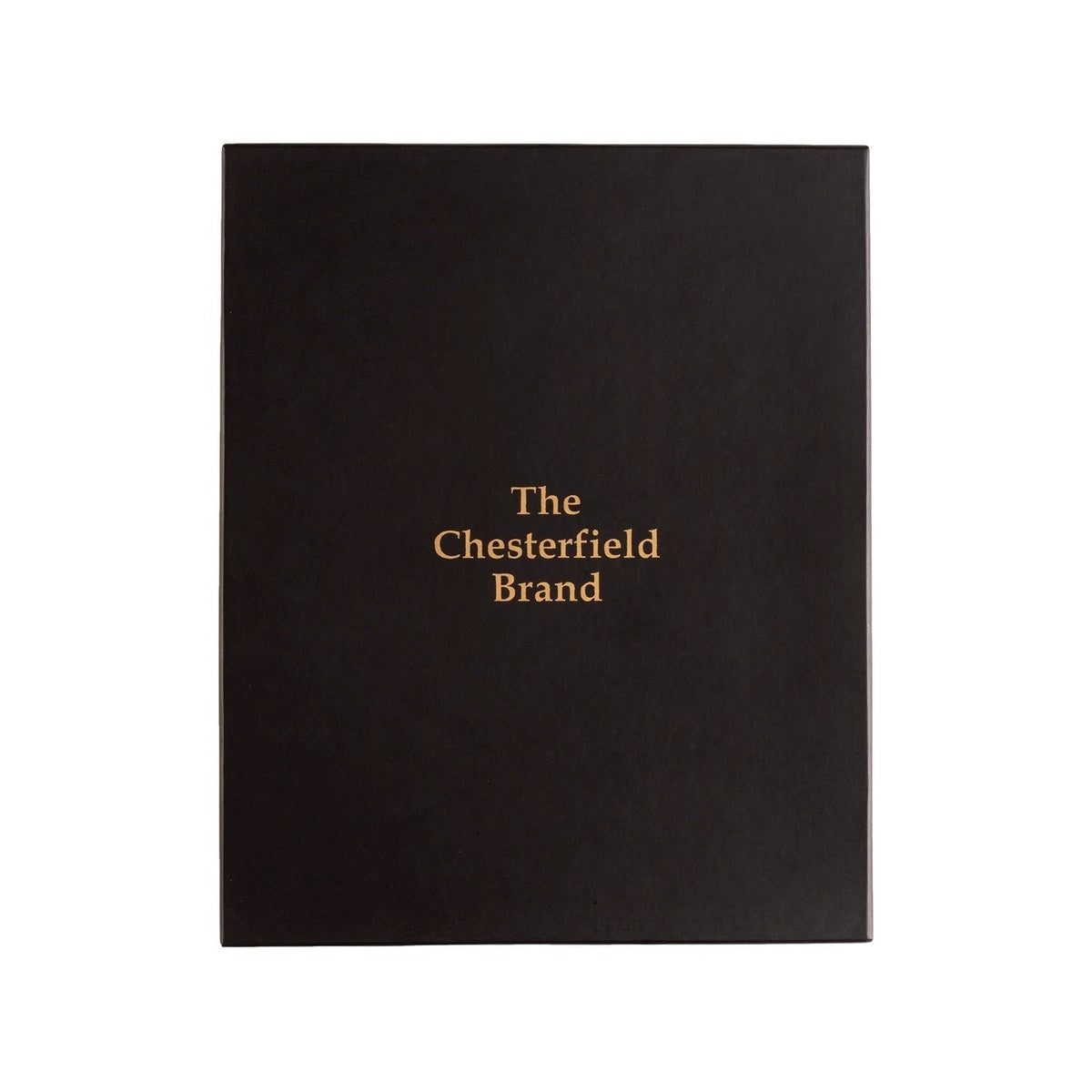 
Perspectiva del modelo vistiendo Giftset Leather Writing Case and Pen (Passport holder) en modelo con caída natural bajo luz de día