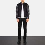 Detalle de cerca of Knit Rib &amp; zipper Hardware on Harrison Negro Hybrid Varsity Chaqueta de Cuero para Hombre