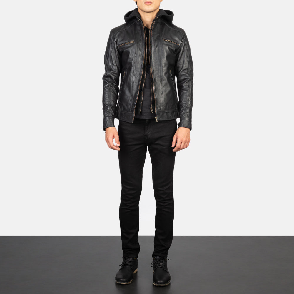 Men's Hector Negro Hooded Chaqueta Biker de Cuero para Hombre - Vista de perfil lateral con corte ergonómico de manga
