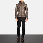 Men's Hector Marrón Hooded Chaqueta Biker de Cuero para Hombre - Vista de perfil lateral con corte ergonómico de manga