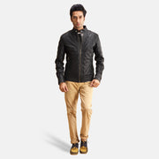 Henry Acolchado Negro Chaqueta de Cuero para Hombre - Vista de perfil lateral con corte ergonómico de manga