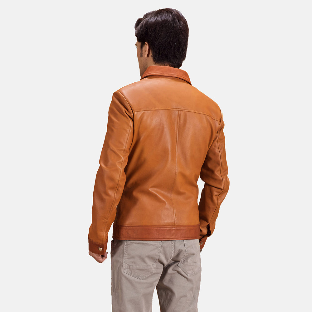 
Tan Brown Sheepskin Leather Biker Jacket - Vista posterior con hombros definidos y bajo impecable