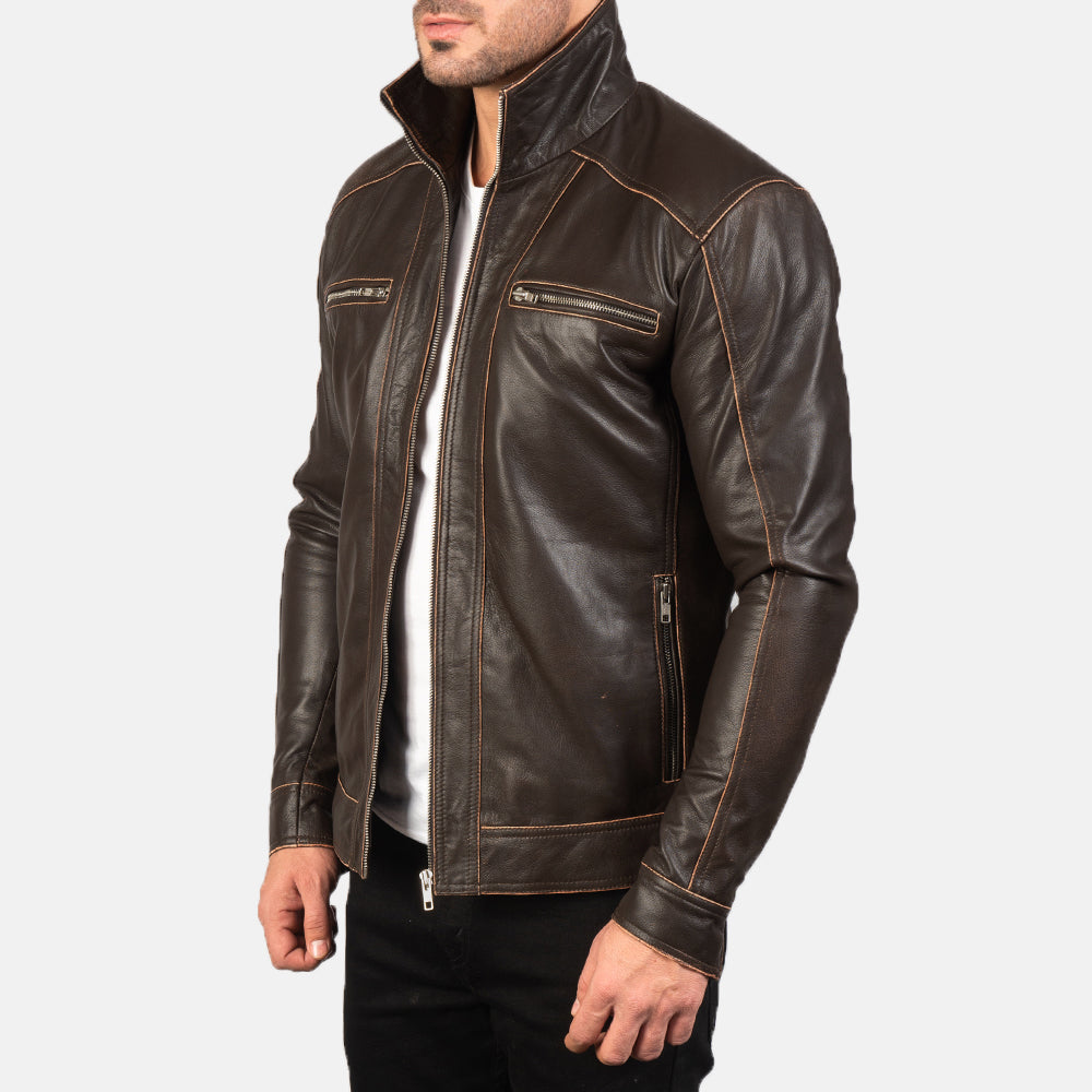 
Perspectiva del modelo vistiendo Hudson Black Leather Biker Jacket en modelo con caída natural bajo luz de día