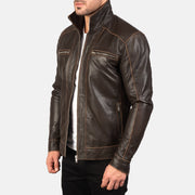 
Perspectiva del modelo vistiendo Hudson Black Leather Biker Jacket en modelo con caída natural bajo luz de día
