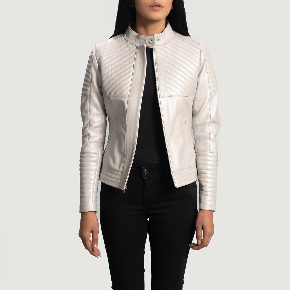 Nexi Acolchado Chaqueta de Cuero para Mujer - Vista lateral mostrando el corte ergonómico de mangas