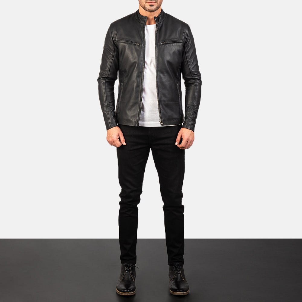 Men's Ionic Black Leather Jacket - Vista de perfil lateral con corte ergonómico de manga