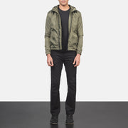 Men's Jimmy Verde Hooded Windbreaker Chaqueta de Cuero para Hombre - Vista de perfil lateral con corte ergonómico de manga