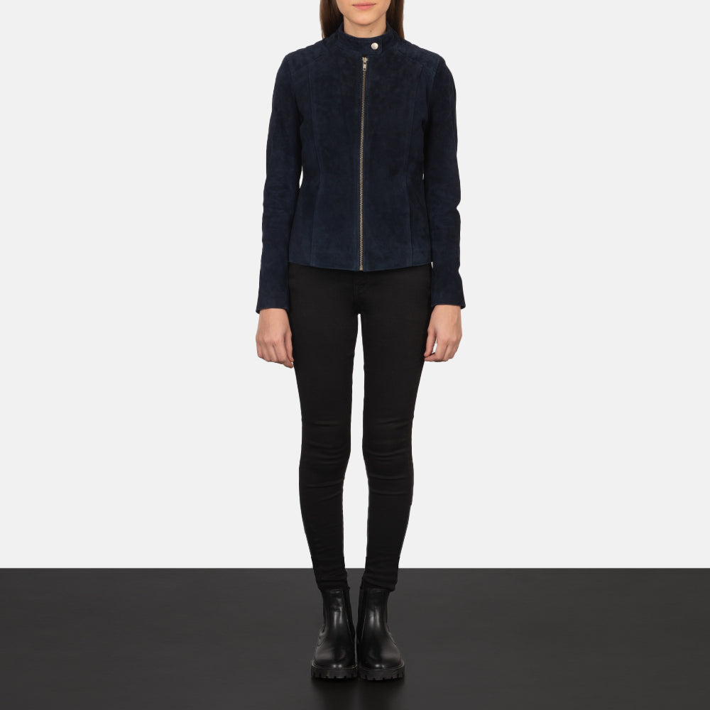 
Kelsee Navy Blue Suede Biker Jacket - Vista lateral mostrando el corte ergonómico de mangas