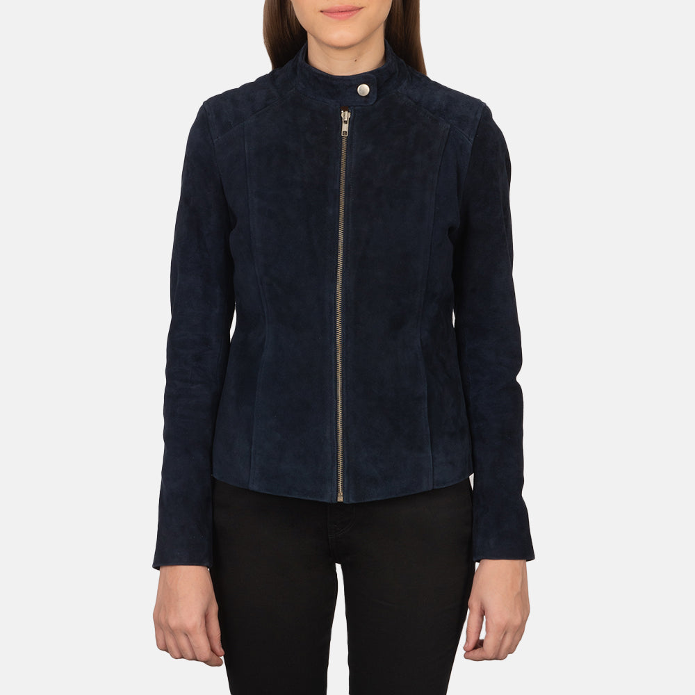 
Primer plano del cuello con broche a presión y cremalleras de Kelsee Navy Blue Suede Biker Jacket