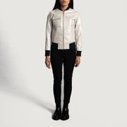 Detalle de cerca of Varsity &amp; Zipper Hardware on Women's Lana Silver Cazadora Bomber de Cuero para Mujer