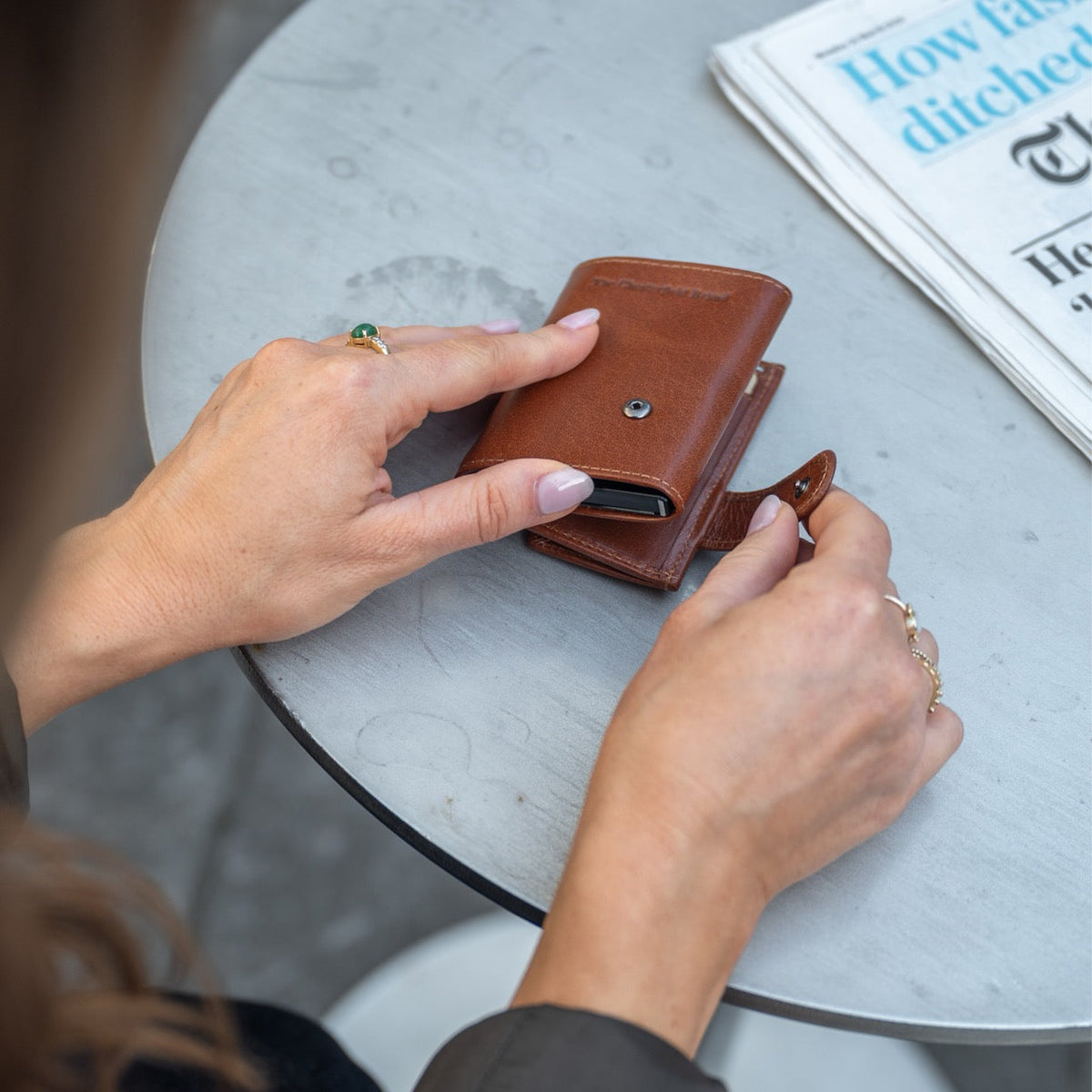 Mannheim Full-Grain Leather Card Holder para Mujer – Vista alternativa del producto 3