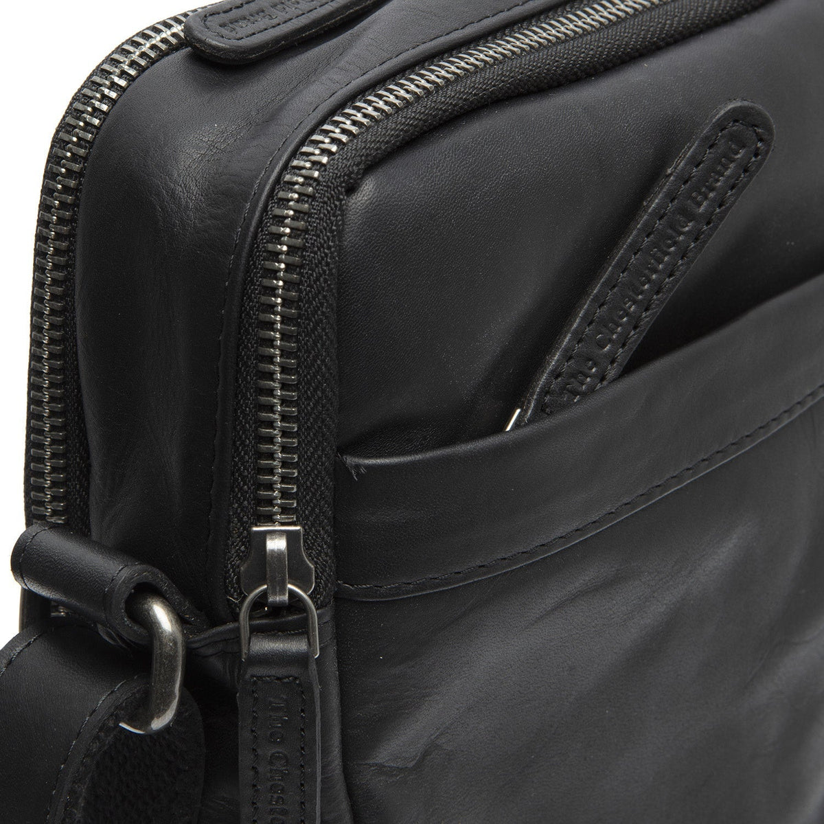 
Solid Antique Brass Hardware & Heavy-Duty Dual Zipper Detail on Alva Bandolera de cuero flor