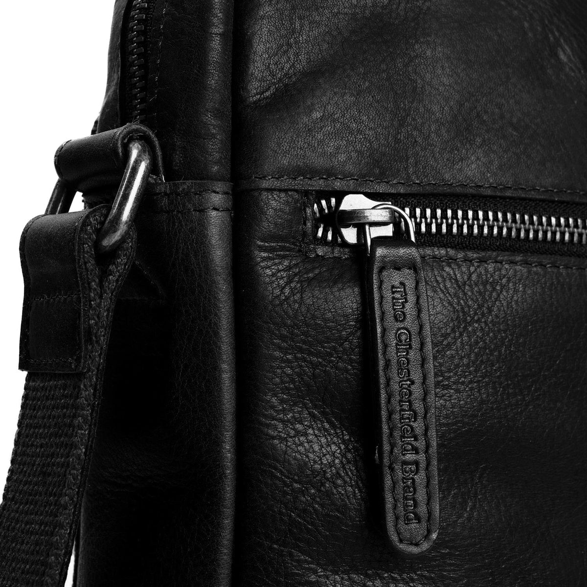 
Solid Antique Brass Hardware & Heavy-Duty Dual Zipper Detail on Dessau Bandolera de cuero flor