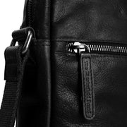 
Solid Antique Brass Hardware & Heavy-Duty Dual Zipper Detail on Dessau Bandolera de cuero flor
