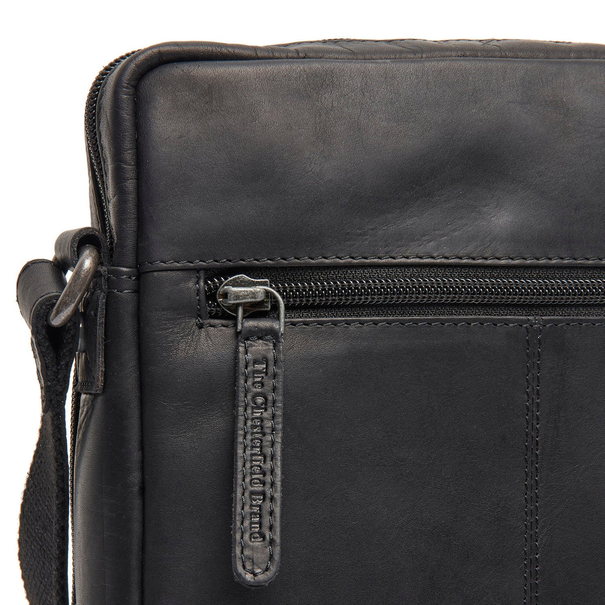 
Solid Antique Brass Hardware & Heavy-Duty Dual Zipper Detail on Montira Bandolera de cuero flor