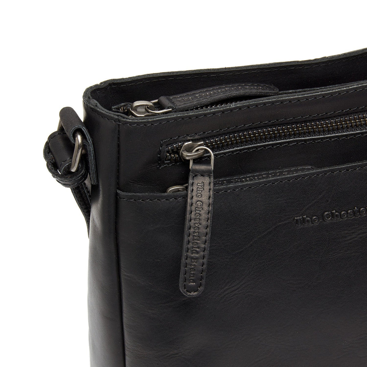
Solid Antique Brass Hardware & Heavy-Duty Dual Zipper Detail on Mumbai Bandolera de cuero flor