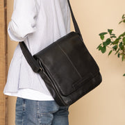
Classic 100% Full-Grain leather Bag - Perspectiva trasera con correas de cuero reforzadas