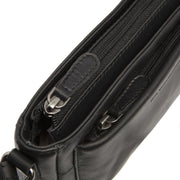 
Solid Antique Brass Hardware & Heavy-Duty Dual Zipper Detail on Southampton Bandolera de cuero flor