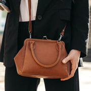 Tailored Rib Cuffs &amp; Hem Craftsmanship Construction Detail on Chili Full-Grain Leather Handbag para Mujer