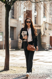 Styled Fit Perspective of Chili Full-Grain Leather Handbag para Mujer on Model - Natural Daylight Drape