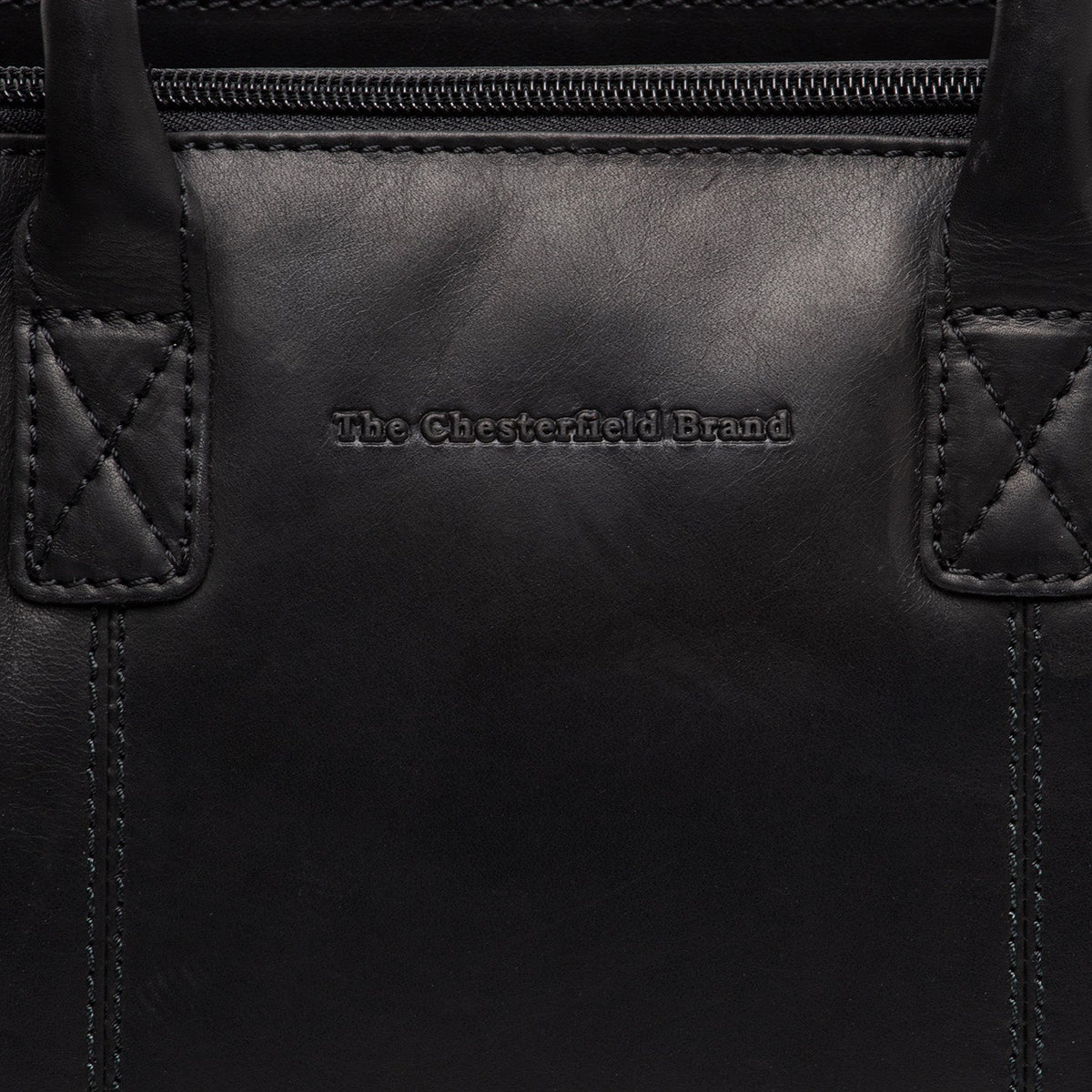 
Classic 100% Full-Grain leather Goods - Vista posterior con hombros definidos y bajo impecable