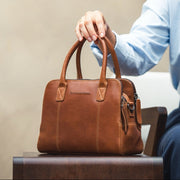 
Perspectiva del modelo vistiendo Ezra Bolso de mano de cuero flor en modelo con caída natural bajo luz de día