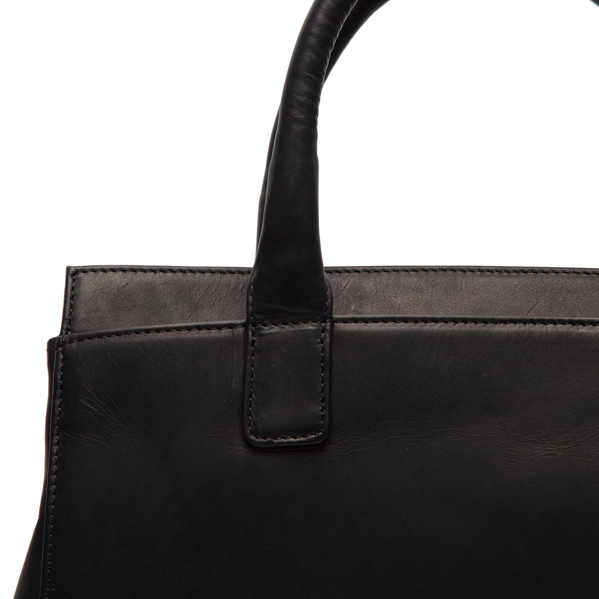 Detalle de cerca of Classic Collar &amp; Heavy-Duty Zipper Hardware on Garda Full-Grain Leather Handbag para Mujer