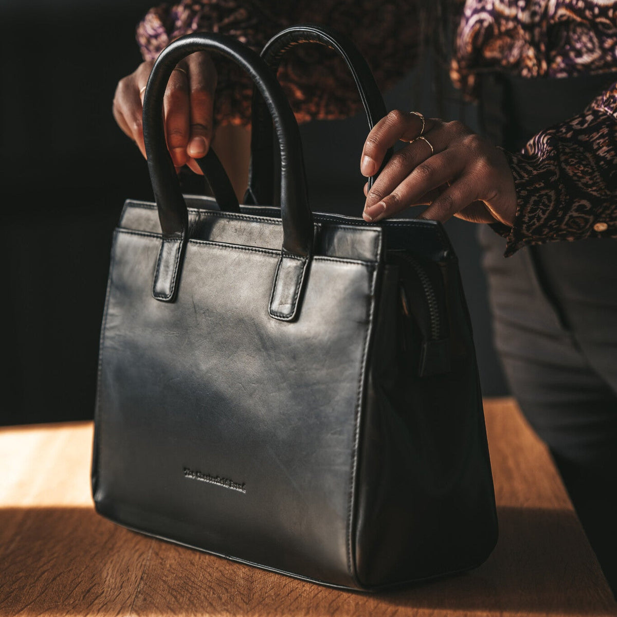 Garda Full-Grain Leather Handbag - Vista lateral mostrando el corte ergonómico de mangas