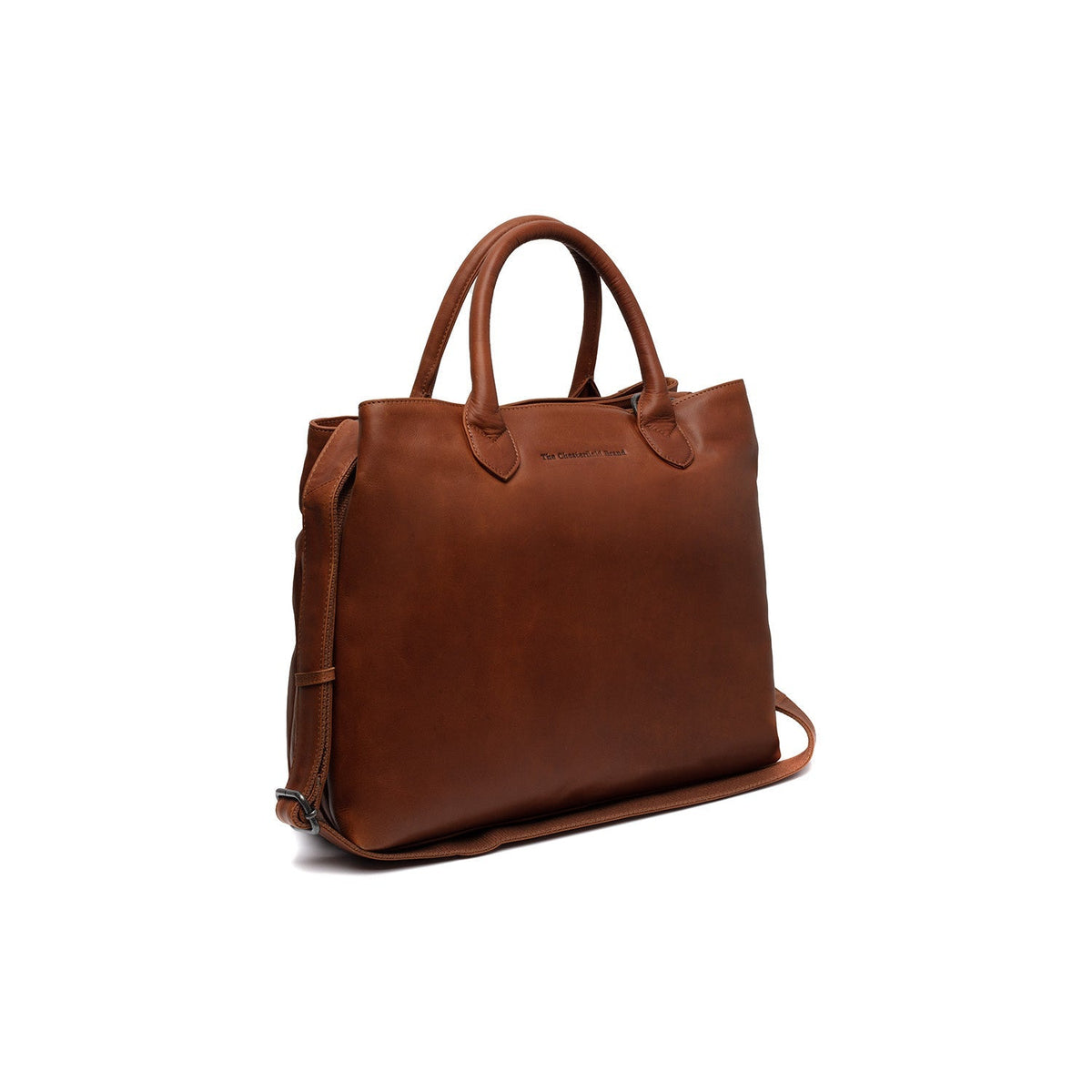 Styled Fit Perspective of Passau Full-Grain Leather Handbag para Mujer on Model - Natural Daylight Drape
