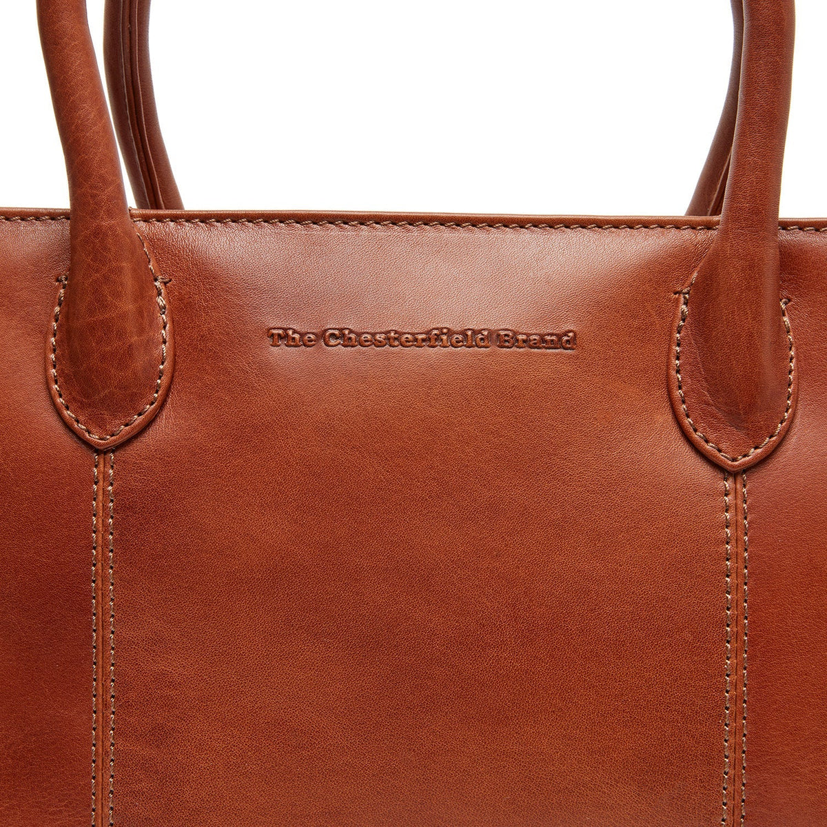 Styled Fit Perspective of Pergamino Full-Grain Leather Handbag para Mujer on Model - Natural Daylight Drape