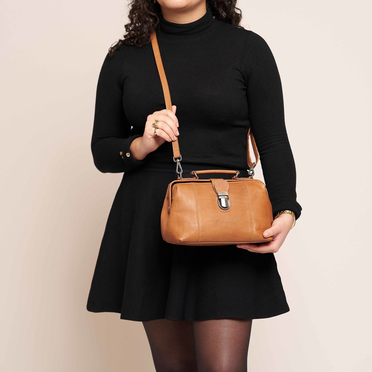 Styled Fit Perspective of Rachael Full-Grain Leather Handbag para Mujer on Model - Natural Daylight Drape