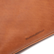Classic 100% Full-Grain leather Goods - Vista trasera con ajuste entallado en hombros y bajo impecable
