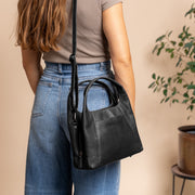 Salina Full-Grain Leather Handbag para Mujer - Vista de perfil lateral con corte ergonómico de manga