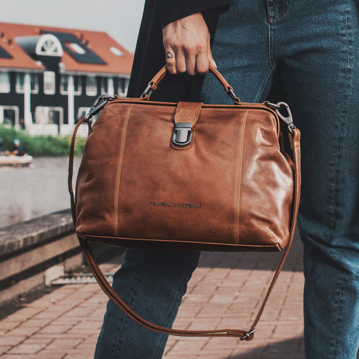 Styled Fit Perspective of Shaun Full-Grain Leather Handbag para Mujer on Model - Natural Daylight Drape