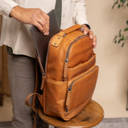 Austin Full-Grain Leather Laptop Backpack para Mujer – Vista alternativa del producto 3