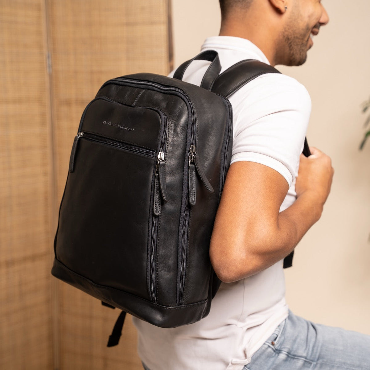 Classic 100% Full-Grain leather Backpack - Perspectiva trasera con correas de cuero reforzadas