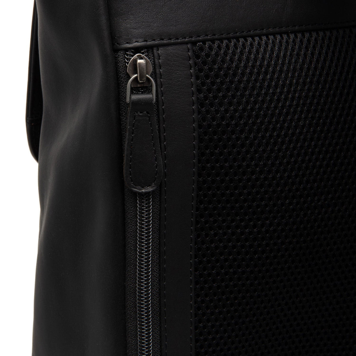 Solid Antique Brass Hardware &amp; Heavy-Duty Dual Zipper Detail on Farrow Full-Grain Leather Laptop Backpack para Mujer