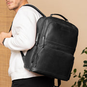 
Classic 100% Full-Grain leather Backpack - Perspectiva trasera con correas de cuero reforzadas
