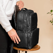 
Lennox Mochila de cuero flor para portátil - Perfil lateral estructurado con profundidad de fuelle