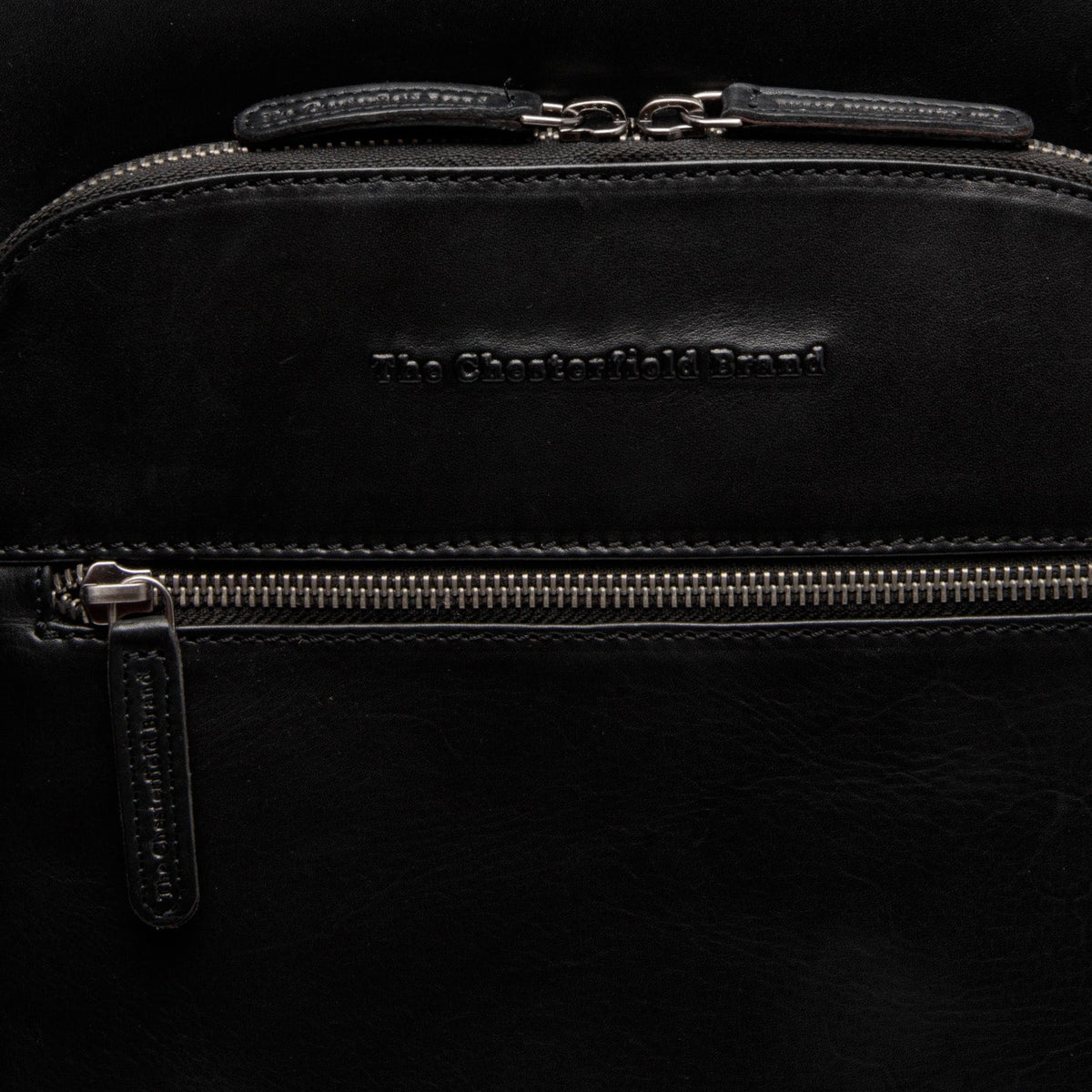 
Solid Antique Brass Hardware & Heavy-Duty Dual Zipper Detail on Maggiore Mochila de cuero flor para portátil