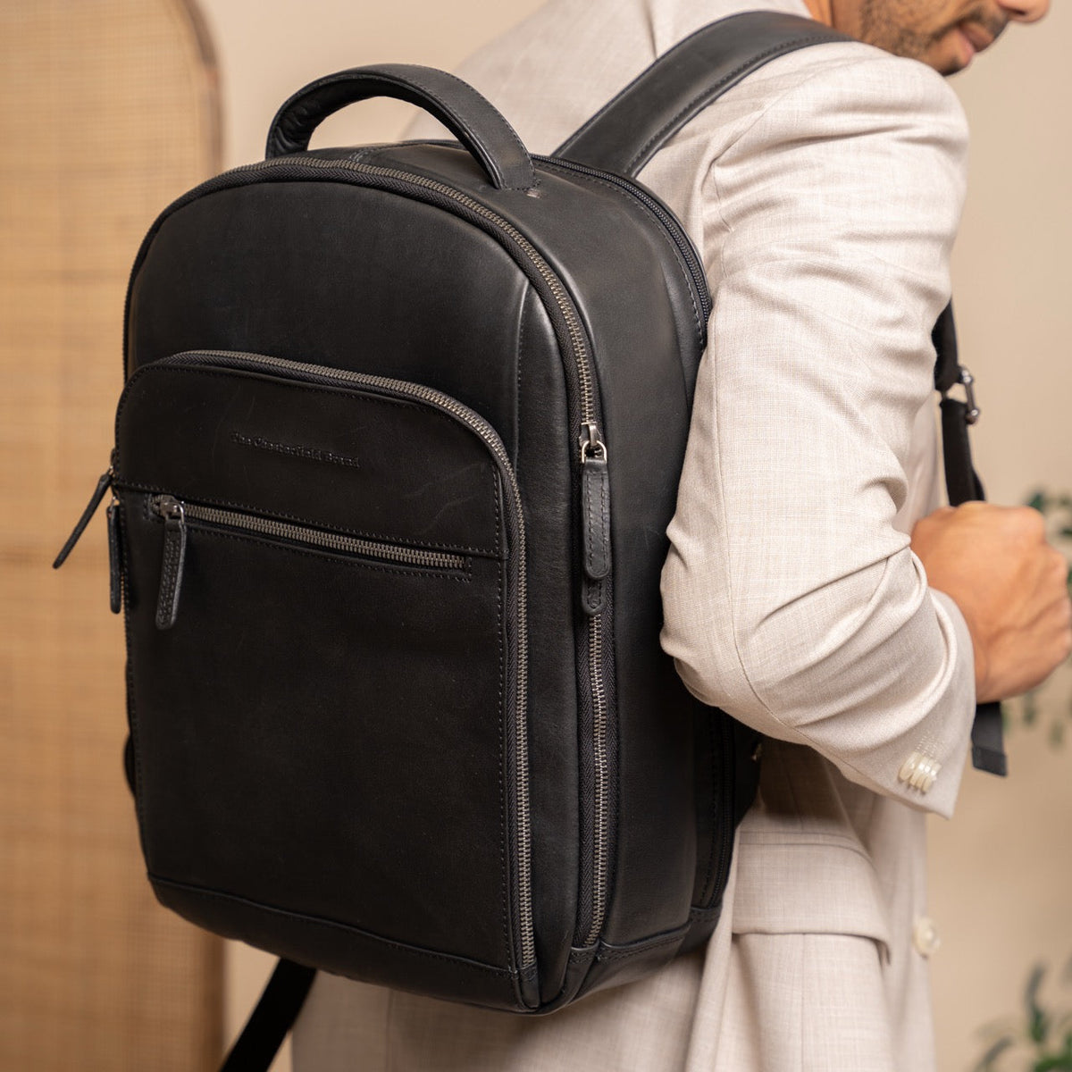 
Classic 100% Full-Grain leather Backpack - Perspectiva trasera con correas de cuero reforzadas