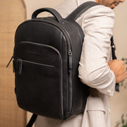 
Classic 100% Full-Grain leather Backpack - Perspectiva trasera con correas de cuero reforzadas