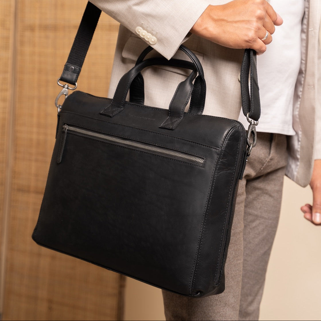 
Classic 100% Full-Grain leather Briefcase - Perspectiva trasera con correas de cuero reforzadas
